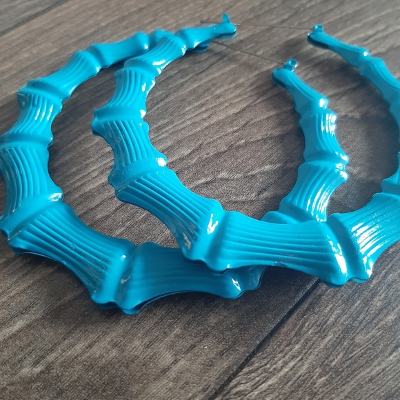 5/$25✨️Large Bamboo Hoop Earrings - Picture 2 of 4